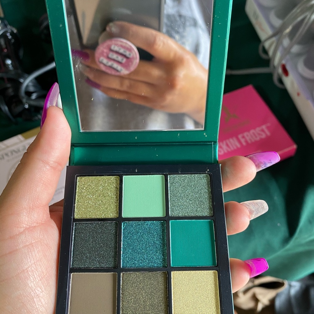 Huda beauty eyeshadow (brand new)